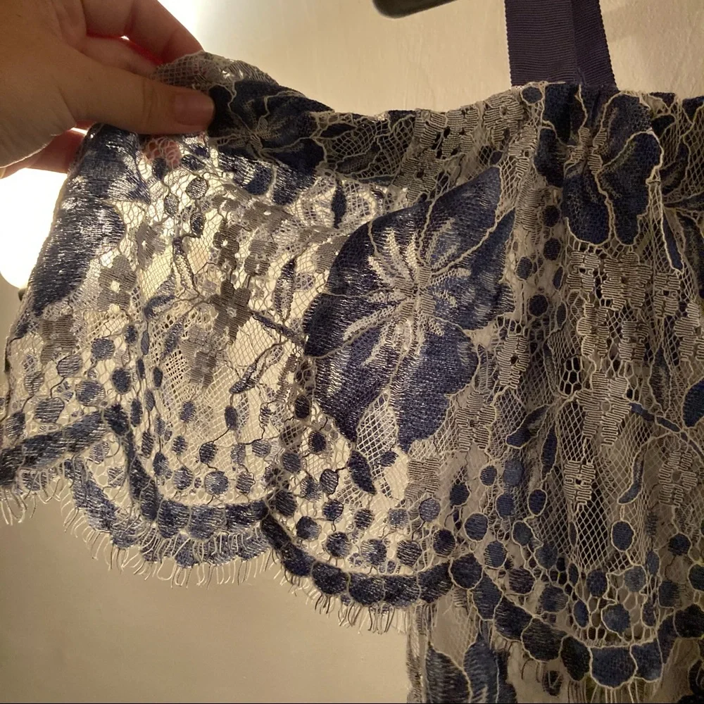 NWT LANE BRYANT 26/28 off shoulder sleeve blue and white floral lace tank top - Picture 8 of 8